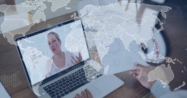 Ahşap masadaki dizüstü bilgisayarda şemalar ve kahve fincanlarıyla el kol hareketi yapan beyaz kadını gösteriyor. İşbirliği, uzaktan kumanda, iletişim, takım çalışması, bağlantı, iş dünyası, modern