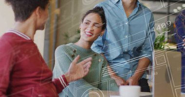 Ofis toplantısında yeşil süveter giyen beyin fırtınası yapan kadın dijital kaplamalı ve kupalı. İşbirliği, takım çalışması, yenilik, şirket, veri görselleştirme, modern çalışma alanı, profesyonel