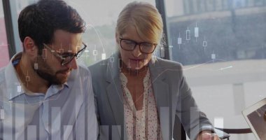 Spor ceketli profesyoneller dizüstü bilgisayarda, pencere kenarındaki tabloyu inceliyor. Finans, analitik, işbirliği, ofis, iş, strateji, teknoloji