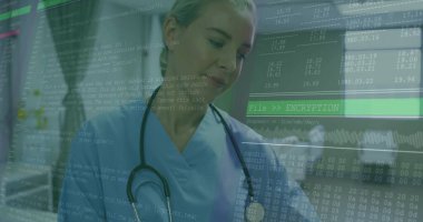 Şeffaf kod örtüsünü inceliyorum, hemşire hastane koridorunda steteskoplu mavi önlük giyiyor. Tıbbi, sağlık, teknoloji, güvenlik, yenilik, klinik, profesyonel