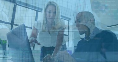 Ofisteki cam kaplamalarını inceleyen iş arkadaşları laptopla iş kıyafetleri giyiyorlar. Modern, parlak, işbirlikçi, profesyonel, minimalist, veri, analitik