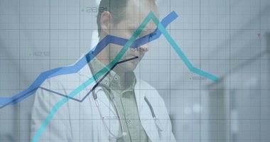 Dijital trend çizgilerini gözden geçirip klinik odasındaki ölçümleri steteskop önlüğüyle analiz ediyorum. Tıbbi, sağlık, analitik, veri görselleştirme, profesyonellik, yenilik, teknoloji