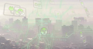 Çevresel simgeleri sisli şehir silueti üzerinde birleştiren yüzen dijital ağ, fütüristik tema. Kentsel, teknoloji, yenilik, sürdürülebilirlik, dijital, çevre, mimari