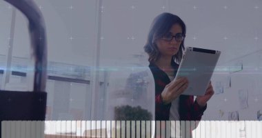 Laboratuvarda laboratuvar önlüğü giyen kadın araştırmacı cam kavanozla laboratuvar tarama tableti, kopyalama alanı. Bilim, yenilik, biyoteknoloji, araştırma, analitik, profesyonel, gelecekçi