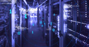 Veritabanı salonundaki LED ışıkları ve kabloları ikili HUD kaplamalı olarak gösteren germe sunucu rafları. Gelecekçi, teknoloji, siber güvenlik, dijital, ağ, endüstriyel, parlak