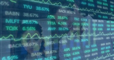 İş kıyafeti giyen analistler modern ofiste hisse senetlerini dijital ekranla analiz ediyorlar. Finans, veri görselleştirme, teknoloji, iş, ticaret, analitik, şirket