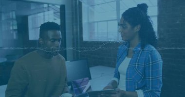 İş arkadaşları proje detaylarını modern ofiste, dizüstü bilgisayar, tablet bilgisayar ve kahve kupası ile tartışıyor. İşbirliği, takım çalışması, başlangıç, üretkenlik, çalışma alanı, iletişim, yenilik