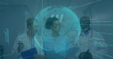 Tıbbi ekip, hastane koridorundaki klasör ve tablette kodlu holografik küreyi inceliyor. Sağlık, yenilik, teknoloji, işbirliği, profesyonel, dijital, fütüristik