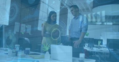 Ofisteki iş arkadaşları dizüstü bilgisayar ve yapışkan notlarla ofiste veri grafiklerini inceliyor. İşbirliği, takım çalışması, dijital, analiz, üretkenlik, modern, profesyonel