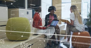 Ofis salonunda dizüstü bilgisayar, tablet ve sarı klasör kullanan üç iş arkadaşı kadın. Birlikte çalışma, takım çalışması, yenilik, modern, üretkenlik, gündelik, işbirliği