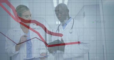 Hastane koridorundaki kırmızı verileri inceleyen iki doktor, pano kalem steteskopuyla birlikte. Tıbbi, sağlık, analitik, dijital, teknoloji, profesyonellik, klinik