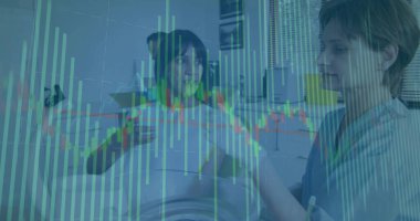 Ameliyat önlüğündeki hemşirenin steteskopu, elinde ilaç şişesi olan hastanın tabletine doğru gidiyor. Tıbbi, sağlık, dijital, tanı, sağlık, klinik, teknoloji