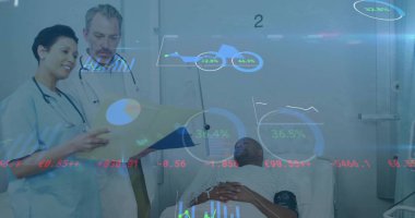 Laboratuvar önlüğü ve önlükleri ile tıbbi ekibi incelemek hasta dosyalarını incelemek, veri örtüleri ile. Sağlık, profesyonel, teknoloji, analiz, takım çalışması, hastane, veri