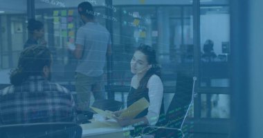 Ofiste cam bölmeli sarı klasörü dizüstü bilgisayarlı ve yapışkan notlu bir kadın tutuyor. İşbirliği, takım çalışması, beyin fırtınası, fikir üretimi, modern işyeri, yaratıcı süreç, üretkenlik