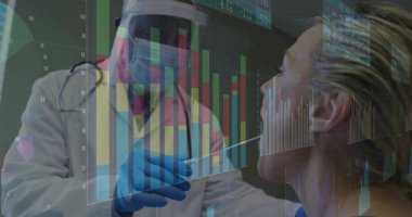 Geniz testini yapan doktor ve muayene odasında oturan hasta dijital tablolarla örtüşüyor. Tıbbi, tanı, teknoloji, sağlık, klinik, analiz, güvenlik