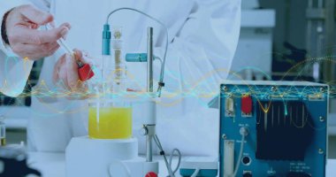 Laboratuar bankında laboratuvar önlüklü bir bilim adamı pipet, şişe ve kontrol ünitesiyle matara tutuyor. Araştırma, yenilik, kimya, deney, kesinlik, bilimsel, modern