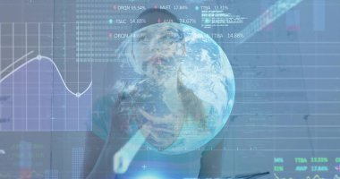 Veri analisti, ofisteki holografik çizelgelerde üst üste tıklama stilini takıyor ve küresel hologramla çalışıyor. Teknoloji, yenilik, fütürizm, analitik, dijital, iş dünyası, veri görselleştirmesi