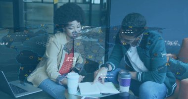 Belgeleri gözden geçiriyorum, iş arkadaşlarım ofis odasındaki masaya dizüstü bilgisayar ve harita kaplamalarıyla yaslanıyorlar. İşbirliği, yenilik, modern çalışma alanı, takım çalışması, dijital teknoloji, iş toplantısı, profesyonel çevre