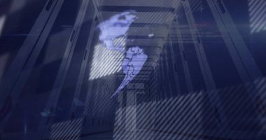 Sunucu dolapları veri merkezi koridorunu, dünya projeksiyonu, tarama hattı ve kod örtüleriyle donatıyor. Teknoloji, veri, siber güvenlik, yenilik, dijital, altyapı, şirket