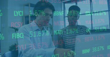 İş ortakları dizüstü bilgisayarda yüzen kodlarla rastgele analiz numaraları. Teknoloji, takım çalışması, yenilik, analitik, modernite, üretkenlik, veri görselleştirmesi