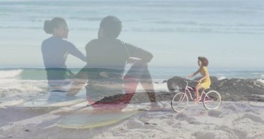 Bisikletli kadın, plaj boyunca pembe bisikletli. Sörf tahtasında, fotokopi çekilen bir çift. Romantizm, macera, eğlence, açık hava, canlı, kaygısız, uyum