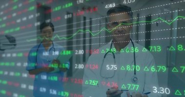 Beyaz önlüklü doktor, hastane koridorunda stetoskoplarla harita örtüşüyor. Tıbbi personel, sağlık, dijital sağlık, hastane, klinik, veri analizi, takım çalışması