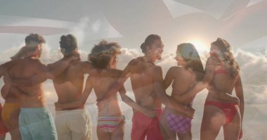 Dağ manzarasında renkli mayo giyen sekiz arkadaş grubu, dostluk anı. Yaz zamanı, macera, açık hava, coşku, birlik, keşif, eğlence