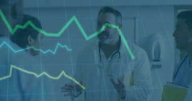 Laboratuvar önlüklü doktorlar hastane koridorundaki hasta ölçümlerini şeffaf çizgilerle inceliyor. Tıbbi, sağlık, tanı, takım çalışması, analiz, klinik, veri