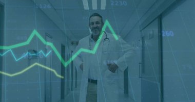 Olgun bir doktor olarak hastane koridorunda laboratuvar önlüğüyle birlikte grafikleri inceledim. Tıbbi, sağlık, analitik, profesyonel, klinik, veri, teşhis