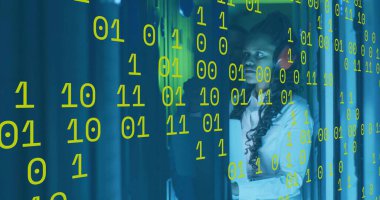 Beyaz tişörtlü kırmızı kulaklıklı bilişim teknisyeni DC koridorunda kontrolleri kontrol ediyor, ikili kaplama, kopyalama alanı. Teknoloji, siber güvenlik, veri, ağ, yenilik, fütürist, izleme