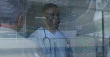 Önlüklü Afrikalı Amerikalı doktorun steteskopla klinikteki hastalara danışmasını açıklıyor. Tıbbi, sağlık, dijital, profesyonel, klinik, tanı, takım çalışması