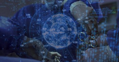 Ofis masasında elinde gözlük olan ve 3D ağ küresini şifreli bir şekilde gören bir iş kadını. Teknoloji, veri, yenilik, analitik, şirket, dijital, fütüristik