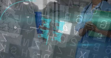 Önlüklü iki doktor holografik dünya haritasını ve tabletleri laboratuarda tarıyor. Yenilik, işbirliği, teknoloji, sağlık, veri görselleştirme, dijital arayüz, bilimsel araştırma