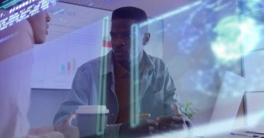 Toplantı odasında dizüstü bilgisayar ve veri örtüsüyle iş dünyasının profesyonel sunum grafikleri. İşbirliği, yenilik, analitik, şirket, teknoloji, takım çalışması, modern