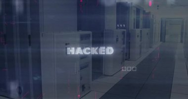 İkili haneli kaydırma, veri sızıntısı gösteren rafların arasında arızalı HACKED metnine neden olur. Siber güvenlik, veri ihlali, dijital sızma, ağ güvenliği, teknoloji, siber saldırı, fütüristik