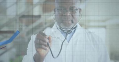 Klinikte steteskopu yükselten doktor grafikler büyüyüp azalan verileri görselleştiriyor. Tıbbi, teknoloji, sağlık, analitik, profesyonel, araştırma, yenilik