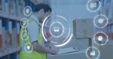 Depo çalışanı elinde kalemle envanter kaydını tutarken dijital arayüzü tetikliyor. Otomasyon, lojistik, depolama, teknoloji, veri, envanter, dijital