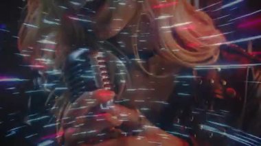 Mikrofonu kavrayan kadın şarkıcı, müzik sahnesinde vokal dağıtıyor ve neon çizgileri artıyor. Performans, eğlence, sahne, müzikal, ışıklandırma, dinamik, vokal