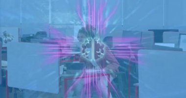 Beyin simgesi olarak yazan adam devreleri genişletiyor, iş arkadaşları teknoloji ağı altında dans ediyor. İşbirliği, yenilik, teknoloji, gelecek, dijital, çalışma alanı, takım çalışması