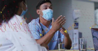 Erkek doktor ellerini çırpıyor ve tıbbi konuşmalarda şeffaf çizelgelerle noktaların altını çiziyor. Profesyonel, takım çalışması, iletişim, sunum, sağlık, klinik, bilgilendirici