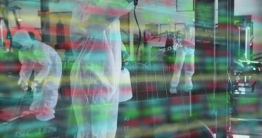 Temizlik teknisyenleri sprey tankları sağlıyorlar jimnastik makinelerini hijyen için maddi kaplamayla kaplıyorlar. Profesyonel, hijyenik, sağlık, hijyen, ihtiyatlı, takım çalışması, modern