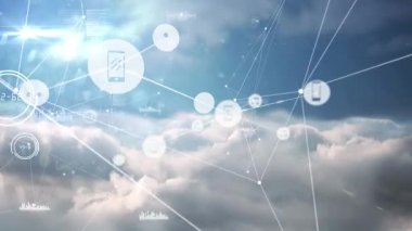 Bulutlu gökyüzü üzerindeki simgelerle bağlantı ağının animasyonu. küresel bağlantılar, veri işleme ve teknoloji konsepti dijital olarak oluşturulmuş video.