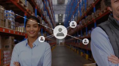 Depo çalışanları gövde etrafında ağ ağını gösteren kullanıcı simgeleriyle koridorda duruyorlar. Teknoloji, bağlantı, işbirliği, lojistik, endüstriyel, profesyonel, dijital