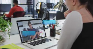 İzleyiciler iş toplantısına katılarak akran göstergesi çizelgesini izliyor, paneller kayıyor ve kabarcıklar oluşuyor. Profesyonel, işbirliği, dijital, modern, iletişim, veri, teknoloji