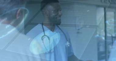 Meslektaşınız olarak sizi dinleyen erkek doktor, 3 boyutlu hologramı etkinleştiriyor, teşhis için çizelgeleri inceliyor. Tıbbi, işbirliği, fütüristik, sağlık, teknoloji, profesyonellik, yenilik