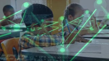 Erkek tablet ekranına tıklıyor ve kız hareket ediyor. Stylus okul dersi için ağ örtüşmesi başlatıyor. Futuristik, teknoloji, işbirliği, eğitim, dijital, yenilik, etkileşimli