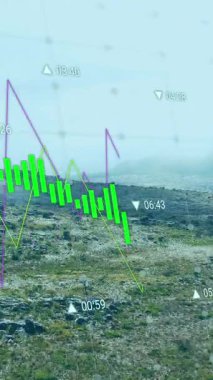 Dağ manzarası üzerinde finansal veri işleme animasyonu. Küresel iş, finans ve dijital arayüz kavramı dijital olarak oluşturulmuş video.