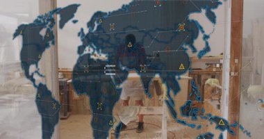 Sanatçı zımpara sörf tahtası soluk harita kaplaması teknolojide kontur şekillendirme için veri düğümlerini gösteriyor. Sanatçı, atölye, dijital, yaratıcı, yenilik, tasarım, işçilik