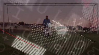 Erkek oyuncu kaleciye atış talimi yapıyor. Atış ölçümleri, yörüngeler. Spor, kaleci, antrenman, analitik, eğitim, dijital, performans