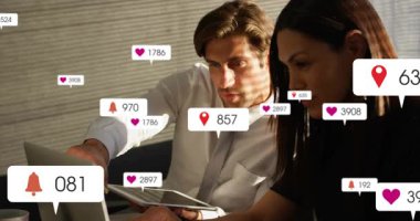 Kadın kalp çanı simgelerini iş için yukarı doğru fırlatırken erkek tableti işaret ediyor. İşbirliği, analitik, iletişim, dijital, teknoloji, ofis, takım çalışması